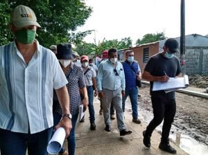 Al iniciar la obra, el titular de SEDATU, Román Meyer, “supervisó” planos y construcción en Tepetitan (la persona vestida de negro)