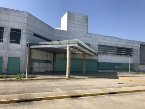 Lo que sería un moderno Hospital de Especialidades de Cárdenas, completamente abandonado en obra negra.