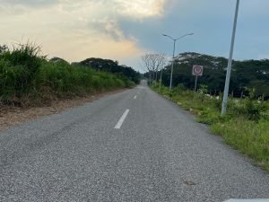 Desde el km 15 de la carr federal Villahermosa-Macuspana, se tiene que transitar otros dos kilómetros en un camino que carece de acotamiento y banqueta, por si se atreven a caminar..