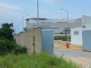 El nuevo Hospital del ISSSTE se ubica en medio de ranchos ganaderos de la familia que donó el predio, con el objetivo de que se urbanice el lugar y se eleve su plusvalía.
