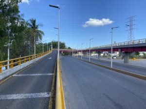 Derroche y corrupción en una obra que era innecesaria. Los automovilistas subutilizan el retorno La Herradura, proveniente del Paso Vehicular elevado de Pages LLergo y que desciende a la avenida Universidad. Pages que desciende en