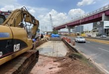 Se le añade y sobrepone otro carril elevado para corregir el Distribuidor Vial Universidad, y sube el costo de la obra