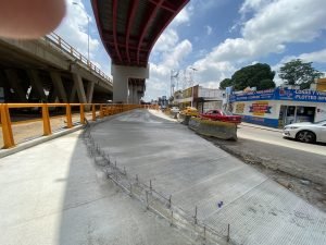 Tuvieron que techar el puente deprimido, convertirlo en túnel, para convertirlo en un carril más a fin de solucionar el embotellamiento.