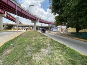 El área verde y camellón será eliminado para corregir y ampliar otro carril en la confluencia de las avenidas Universidad y Ruiz Cortines.