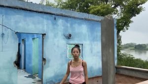 La ama de casa tuvo que evacuar su vivienda ante el temor del avance de la erosión y del cauce hacia lo que fue su patrimonio familiar.