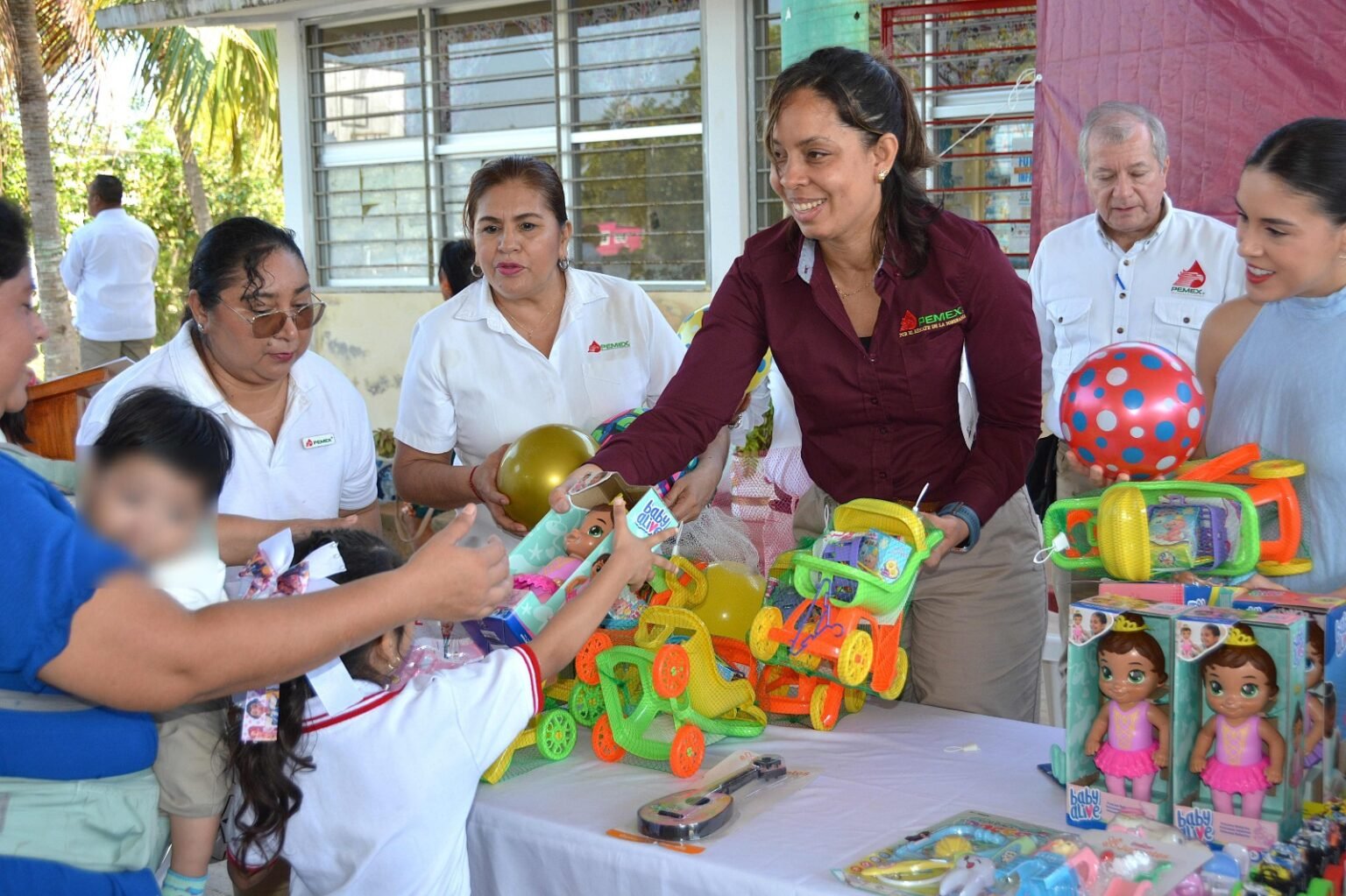 Lleva Pemex juguetes y convivencia a niñas y niños de Paraíso