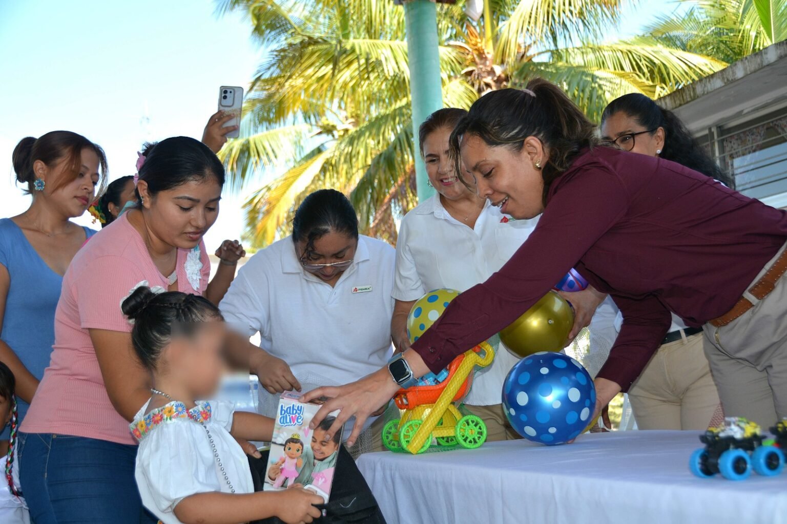 Lleva Pemex juguetes y convivencia a niñas y niños de Paraíso