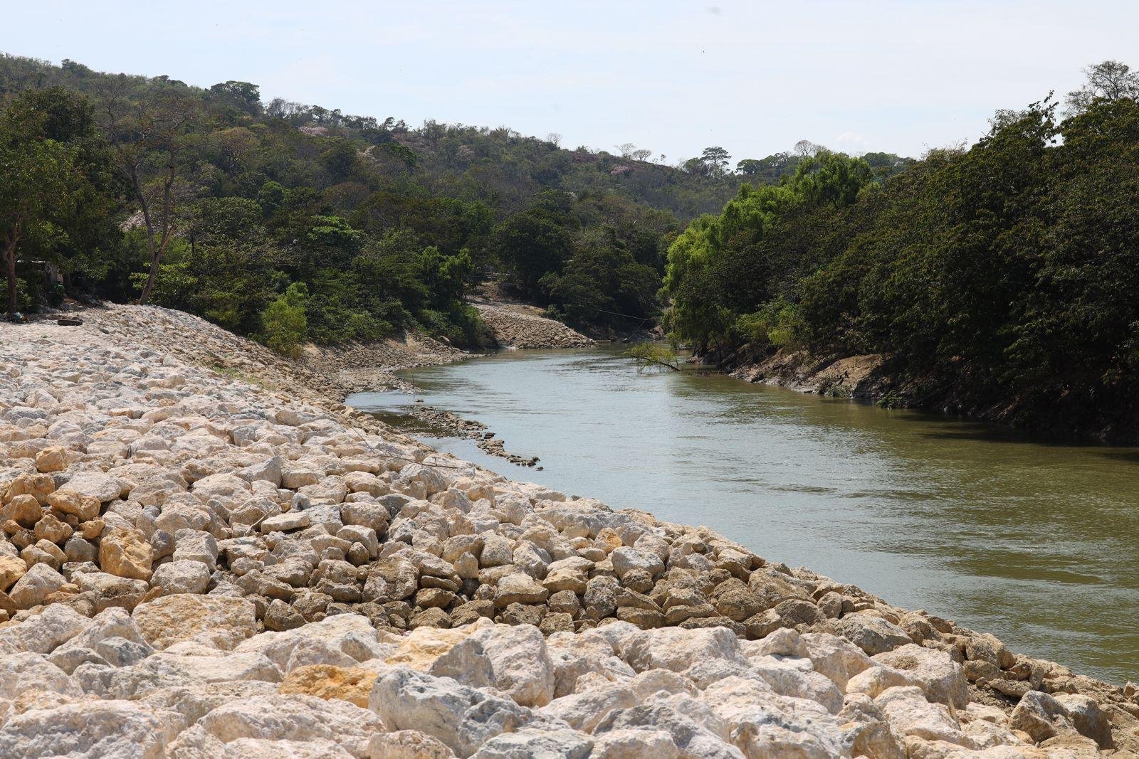 En diversos ríos de Tabasco se edifican obras de protección y desazolve, a fin disminuir los riesgos de inundaciones.