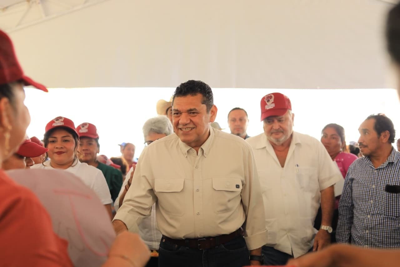 El gobernador Javier May y el director del CECAREM, Jesús Falcón Becerra 