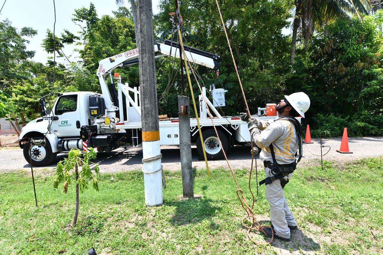 Cuadrillas y brigadas de CFE realizan mantenimiento a la red eléctrica de Tabasco por gestiones del gobernador Javier May Rodríguez.