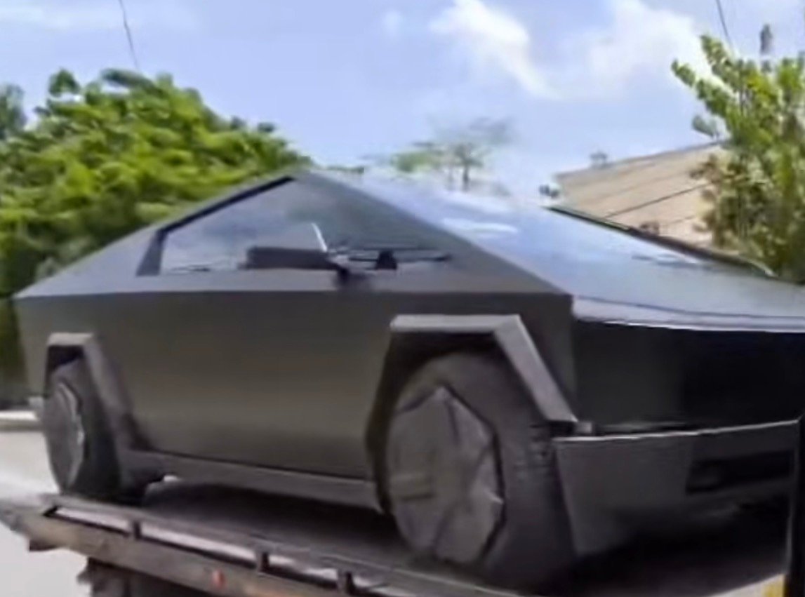 Además de Lamborghinis y Porsches que le decomisaron de un bodega, Justo Aurelio Rivera, también tenía un Tesla Cybertruck en su residencia en el norte de Mérida.